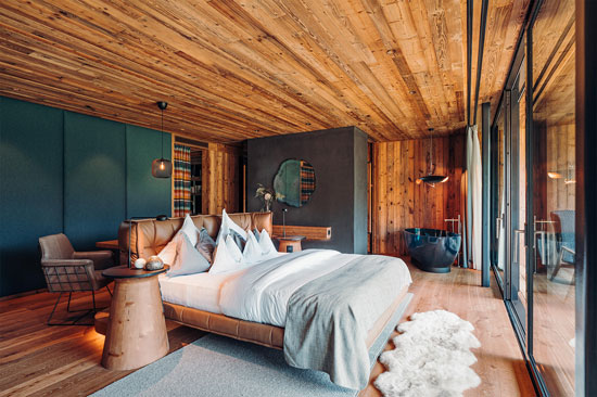 Die riesigen Fensterfronten der neuen Juniorsuiten „Vilsalpsee“ im Hotel Jungbrunn holen die umliegenden Tannheimer Alpen nach drinnen. Bildnachweis: Hotel Jungbrunn, Tannheim/Tirol 